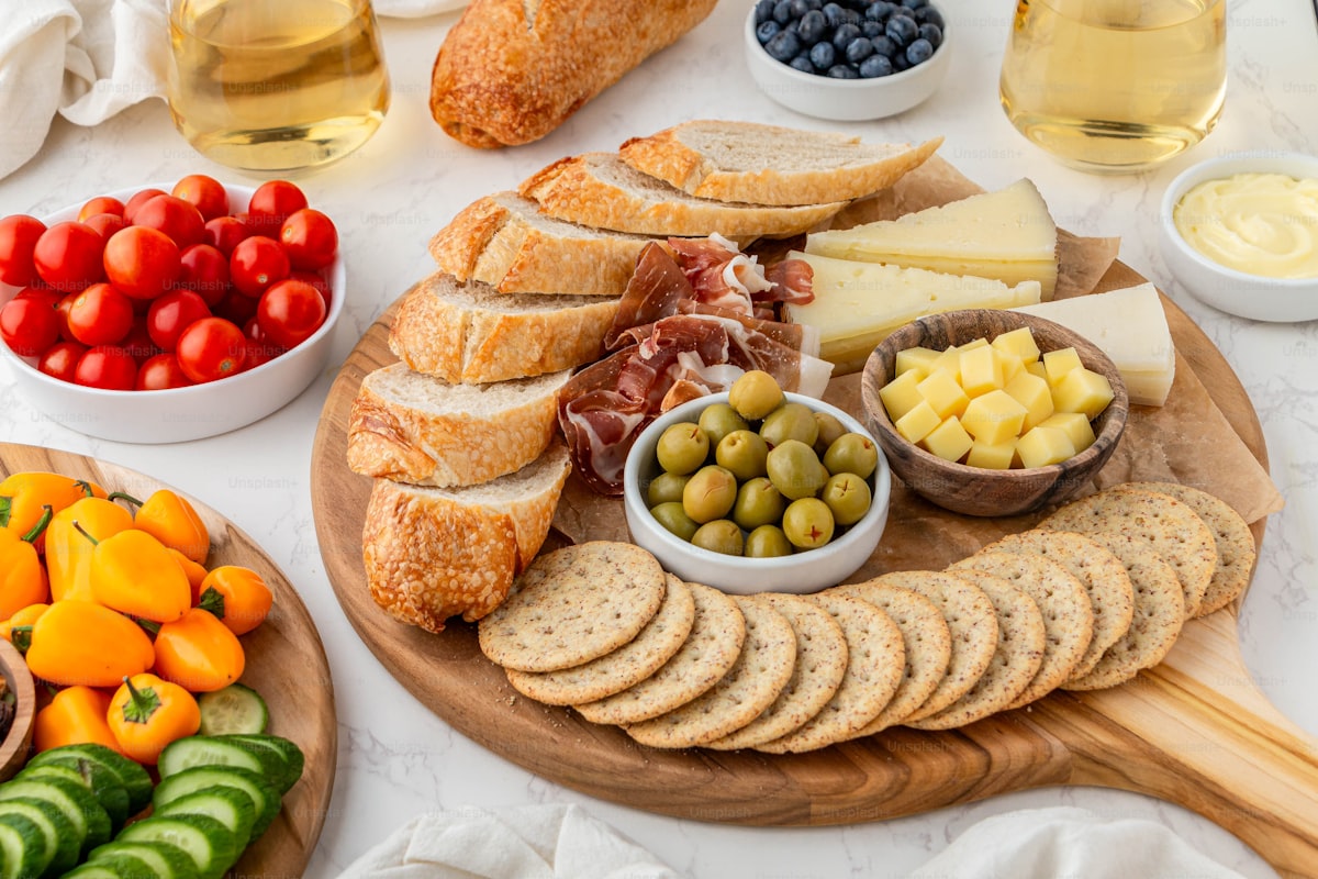 Fat med ost, oliven, brød og kjeks