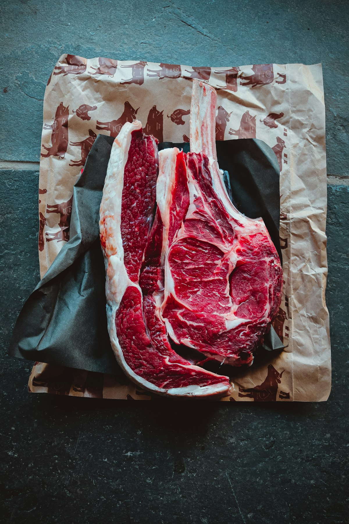 Tomahawk-biff på slakterpapir